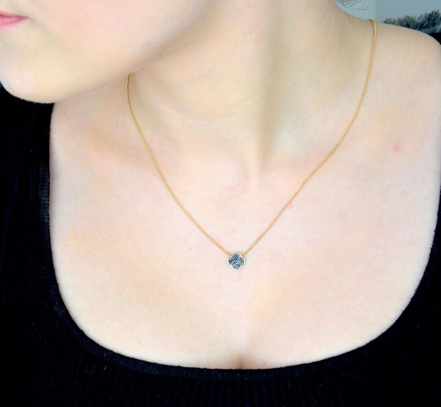 Złoty naszyjnik damski koniczyna z czarnymi diamentami 585 N10163 Y G BD Zawieszka posiada 41 czarnych brylantów wielkości 0,09 ct, czystości SI oraz barwie H. 1.jpg